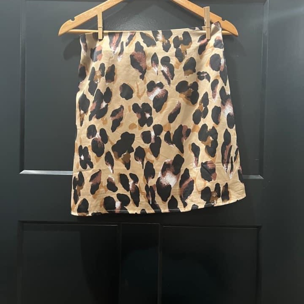 Short, silky leopard skirt